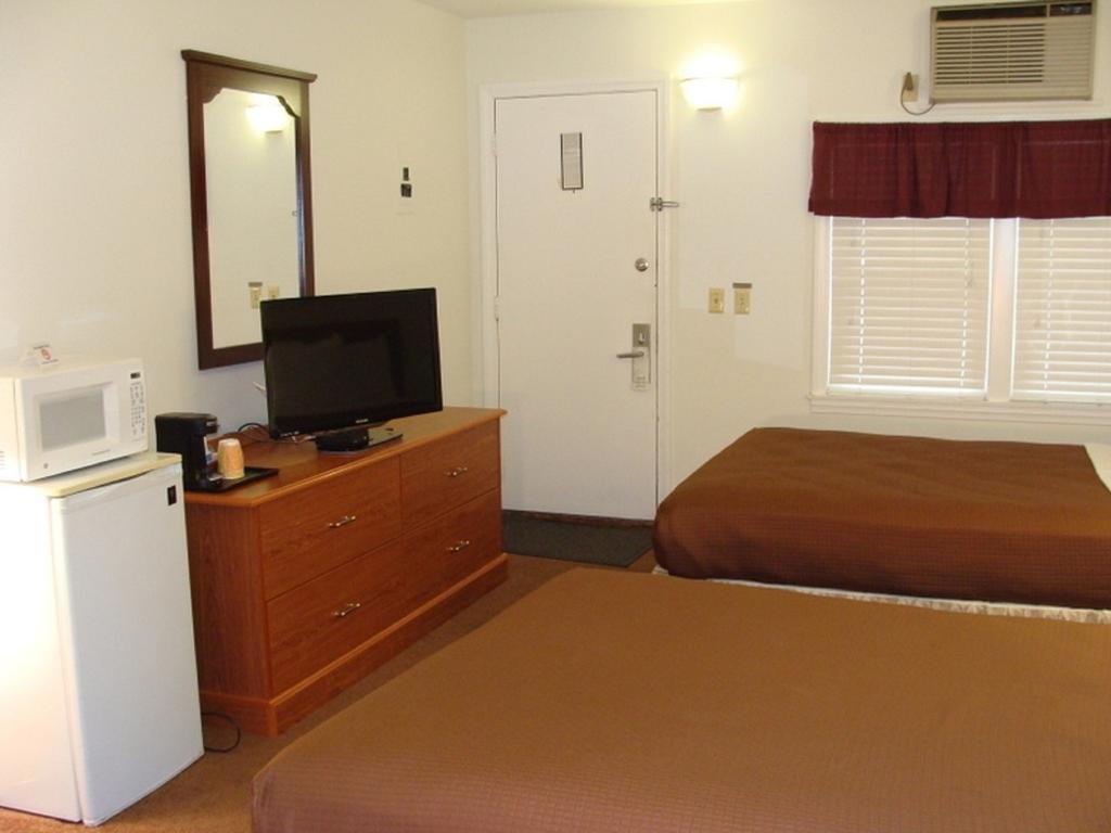 University Lodge Amherst Room photo